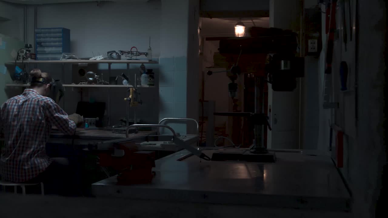 어두운 작업실에서 일하는 노동자