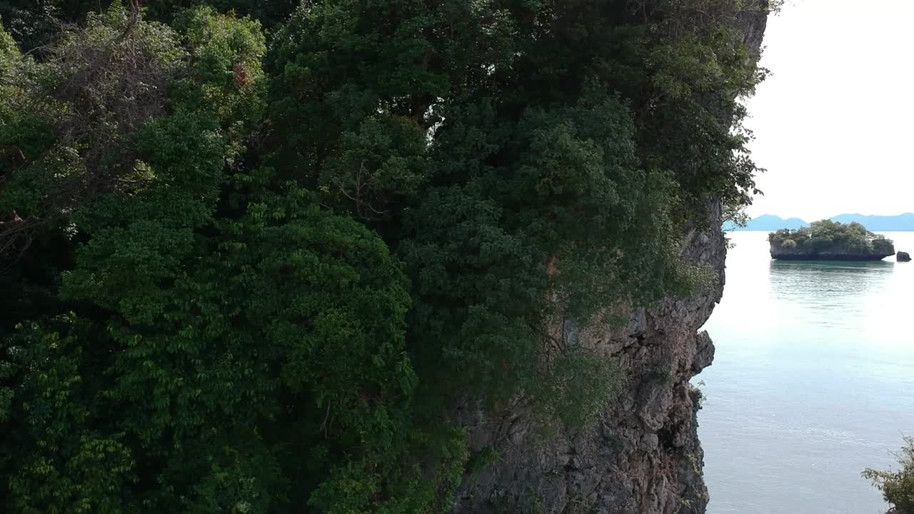 imágenes de drones de islas en tailandia con formación de roca caliza que sobresale del agua y el océano en el fondo-1