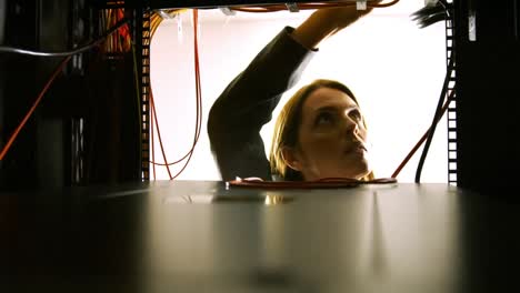 técnico mirando el armario del servidor abierto