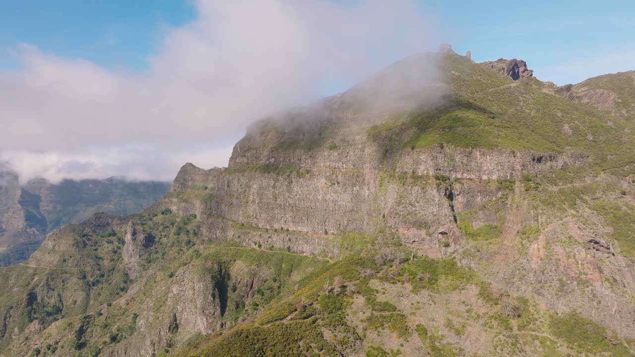 vuelo de avión no tripulado sobre las montañas de madeira, portugal
