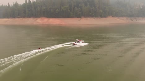 shasta canotaje durante el humo del incendio forestal