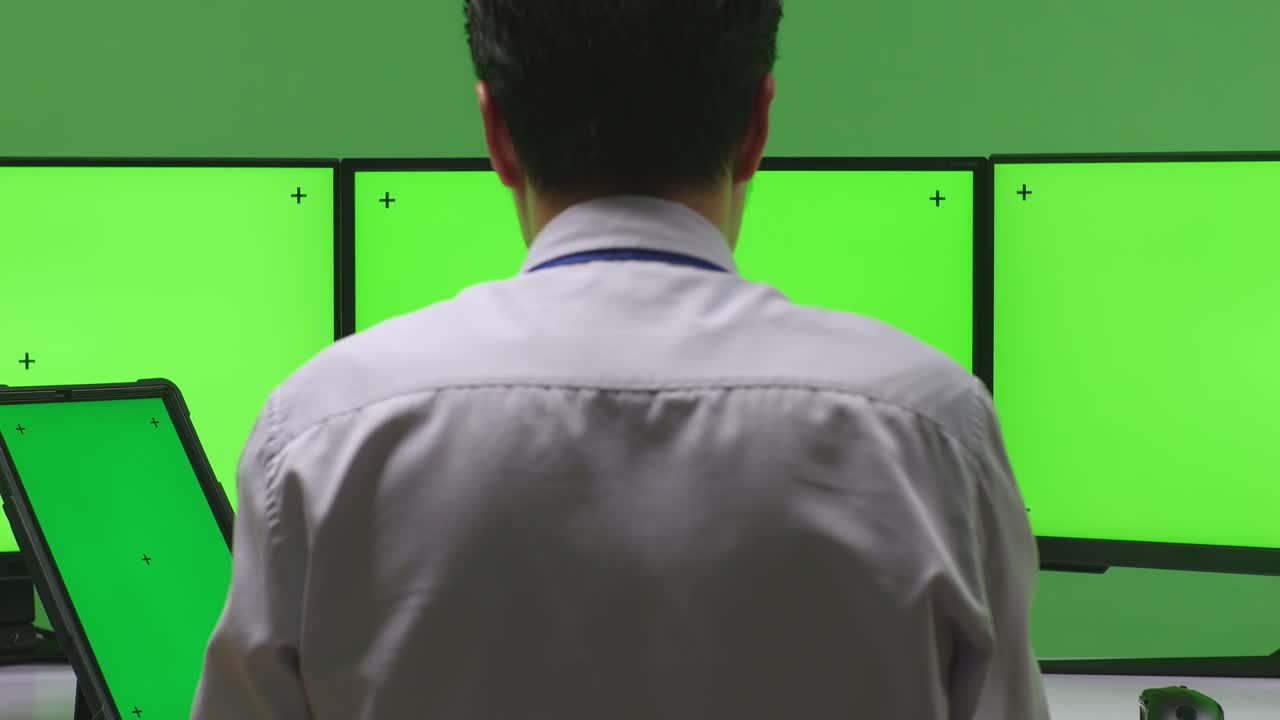여러 모니터에서 사람이 - 녹색 화면 배경