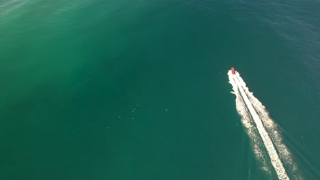 Luftdrohne,-Die-Einem-Boot-Im-Ozean-Folgt