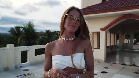 sexy bikini babe girando largo cabello castaño en villa de lujo