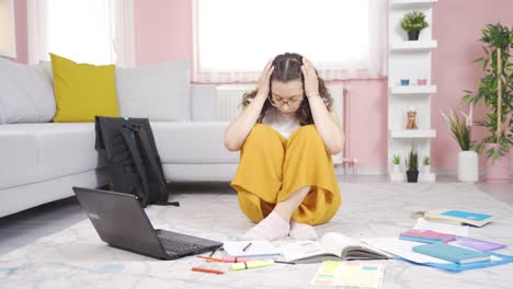 estudiante que sufre del síndrome de agotamiento.