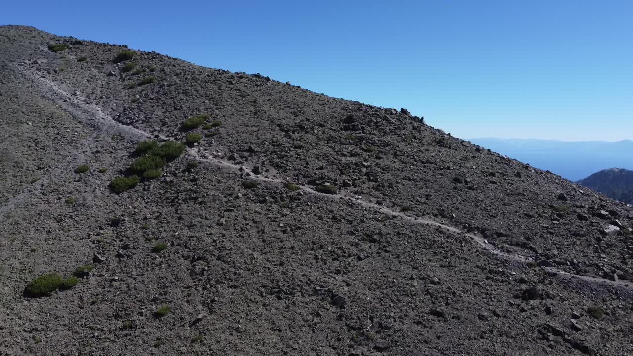 타호 호수를 배경으로 마운트 로즈 옆의 오솔길을 걷고 있는 하이커