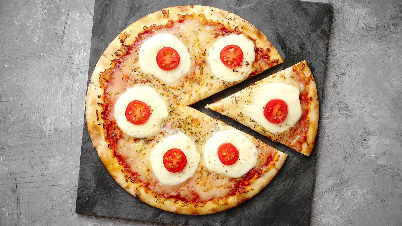 hjemmelavet pizza med tomater mozzarella