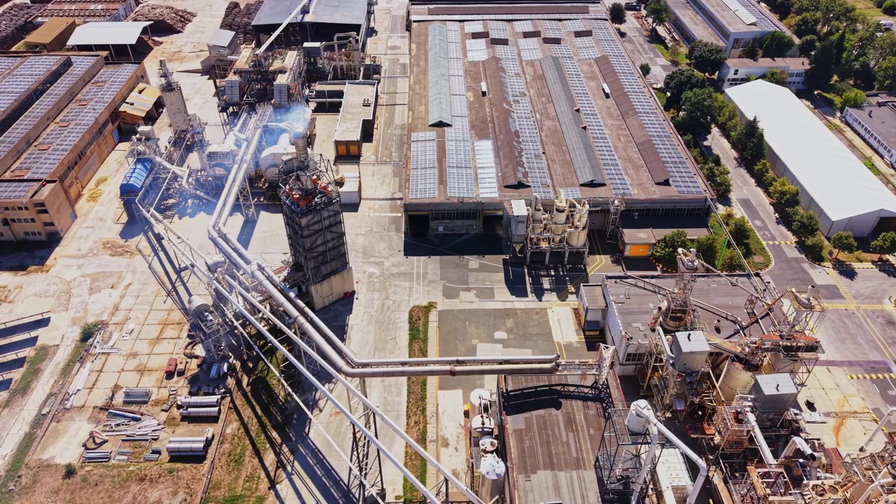 Vista di un sito industriale con edifici e attrezzature di giorno.