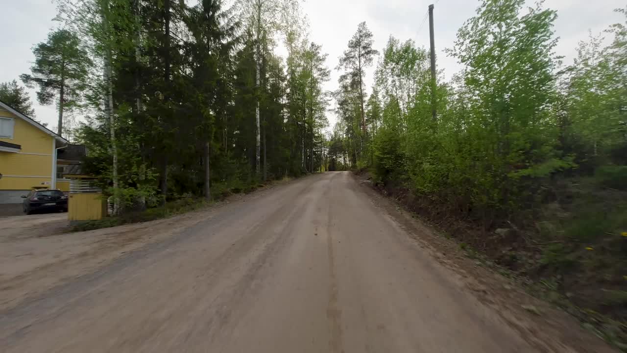 차량 이 도로 를 따라 이동 할 때, 그 차량 은 매혹적 인 숲 과 그  ⁇  에 펼쳐져 있는 푸른  ⁇  을 우아 하게 지나가며, 경치 좋고 평화로운 통로 를 만들어  ⁇ 니다