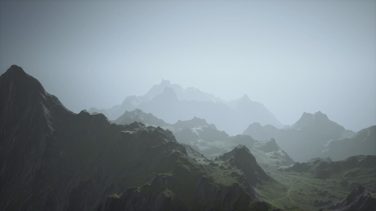 안개 속의 웅장한 산맥