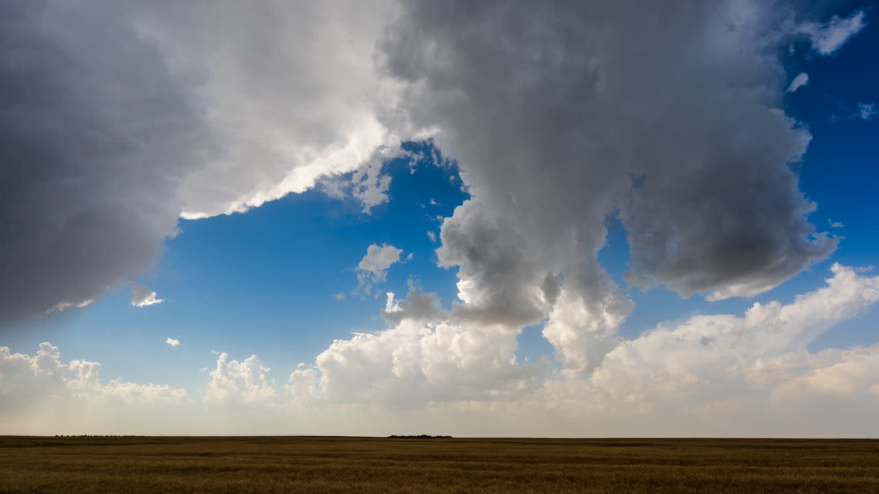 Cielo nuvoloso che da sereno diventa tempestoso, con ombre e cambiamenti climatici accentuati