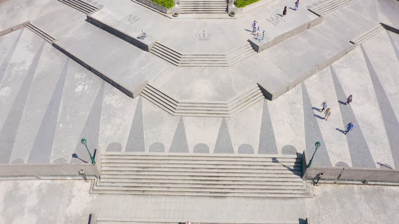 vista a vista de pájaro de la iglesia de sameiro en braga, moviéndose desde el suelo