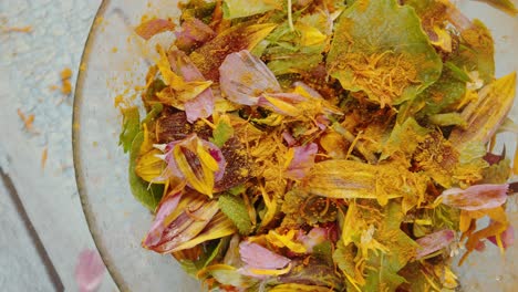 primer plano de una ensalada de flores frescas