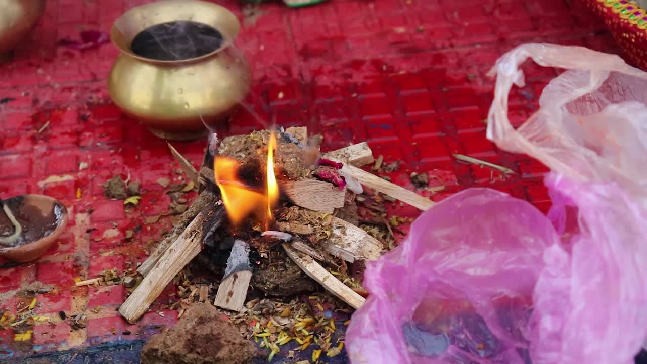 devota haciendo rituales sagrados en el festival desde diferentes ángulos el video se toma en las ocasiones del festival chhath que se utiliza para celebrar en la india del norte el 28 de octubre de 2022