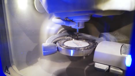 técnico dental en el lugar de trabajo. máquina de molienda y fresado de dentaduras dentales