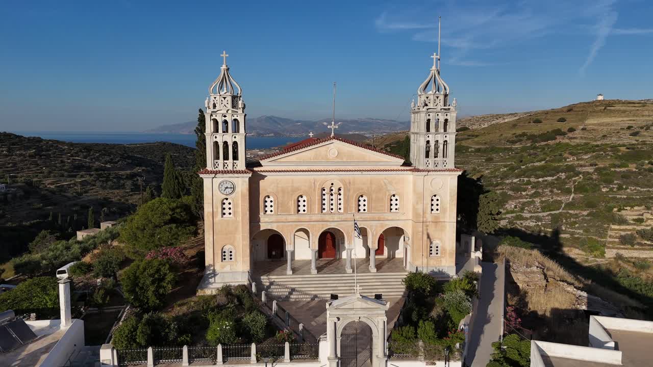 Isola di Paros, Villaggio di Lefkes, vista aerea all'indietro dalla Chiesa Ortodossa della Santissima Trinità di Lefkes, mare e colline sullo sfondo in una giornata di sole
