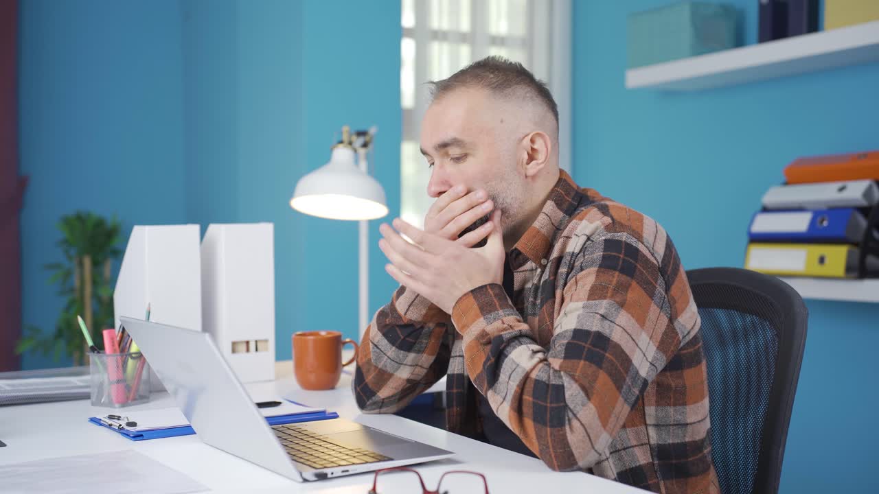 The working man cannot focus on his work, he thinks about his problems and his private life.