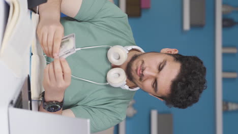 Vertikales-Video-Eines-Geldsparenden-Männlichen-Studenten.