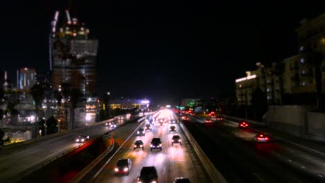 tráfico nocturno en las carreteras urbanas