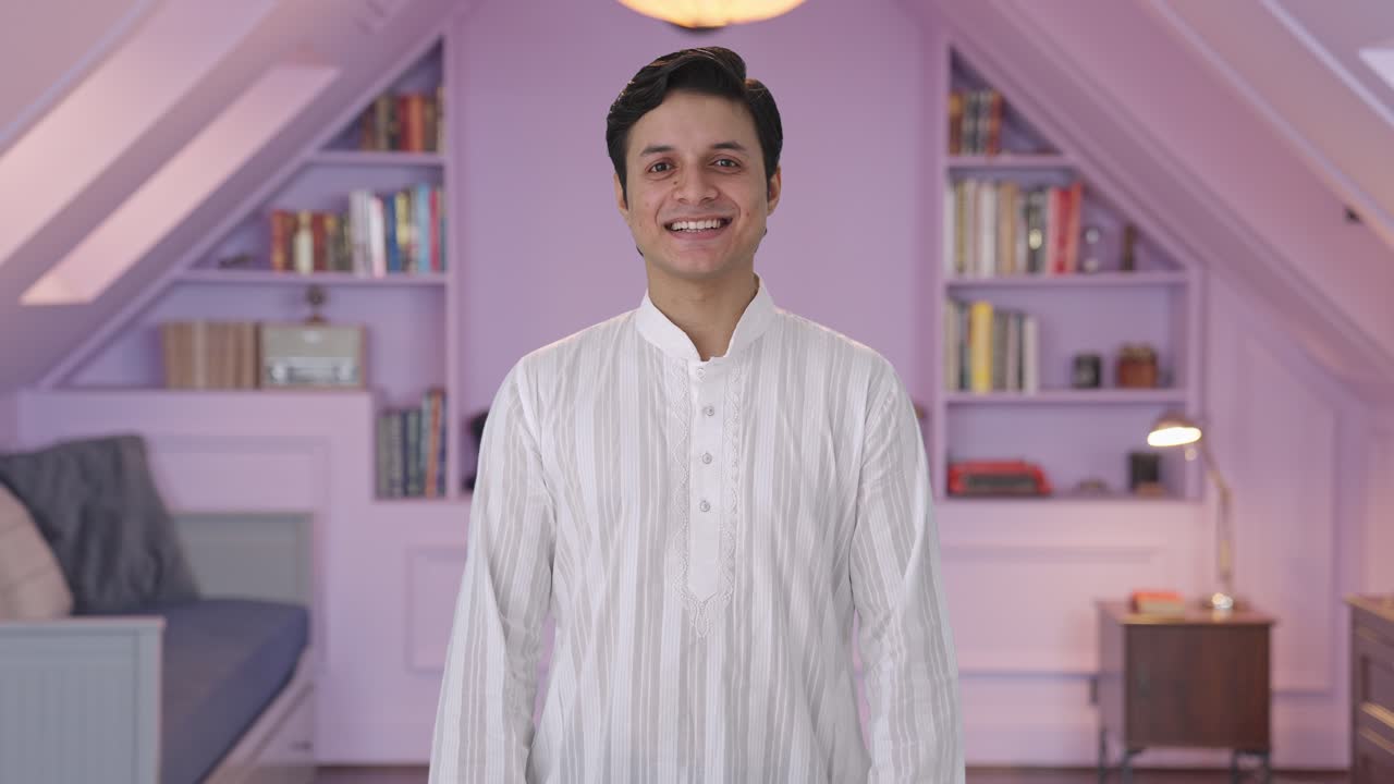 Uomo indiano carino che sorride in kurta pajama