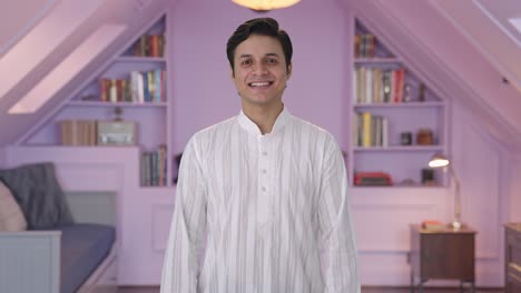 Lindo-Hombre-Indio-Sonriendo-En-Pijama-Kurta