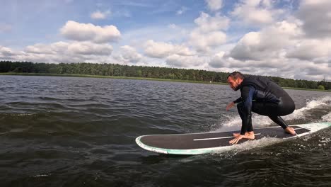 Surfer-Auf-Longboard-Surft-Wellen-Auf-Einem-See-Mit-Wolken-Am-Himmel,-Gefilmt-Mit-GoPro-60fps