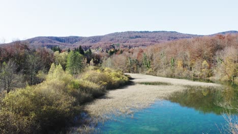 sobrevuelo aéreo de los lagos de plitvice en el entorno otoñal