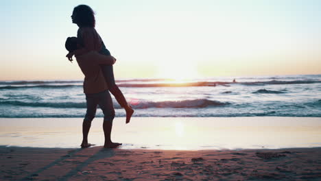 abrazo, amor y pareja con silueta