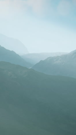Paisaje montañoso de niebla