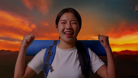 una mujer feliz caminando al amanecer.