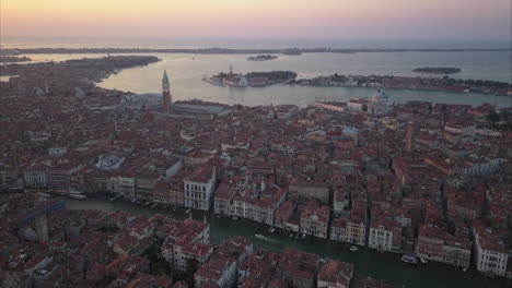 Toma-Aérea-De-La-Hermosa-área-De-San-Marco-Y-Canal-Grande,-Mañana,-Venecia,-Italia