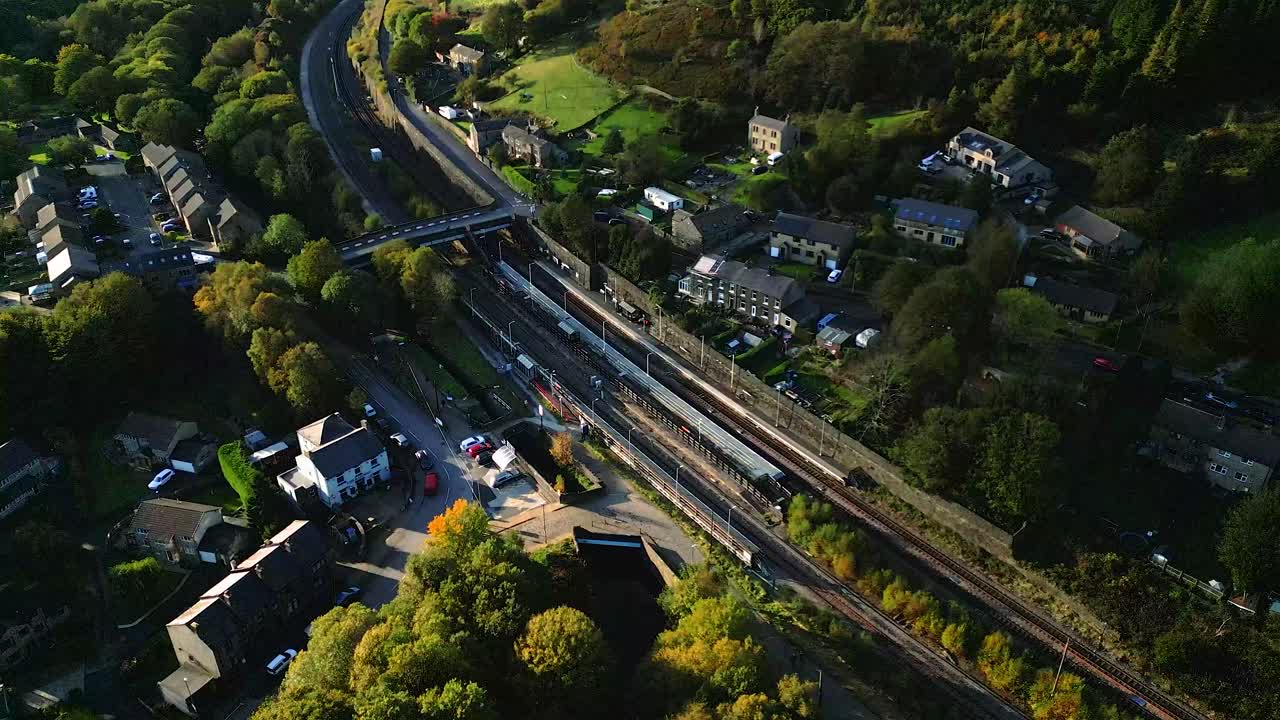 железнодорожная станция в деревне марсден в сельской местности в англии