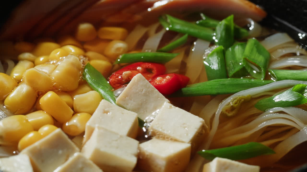 토푸와 옥수수 누들 수프