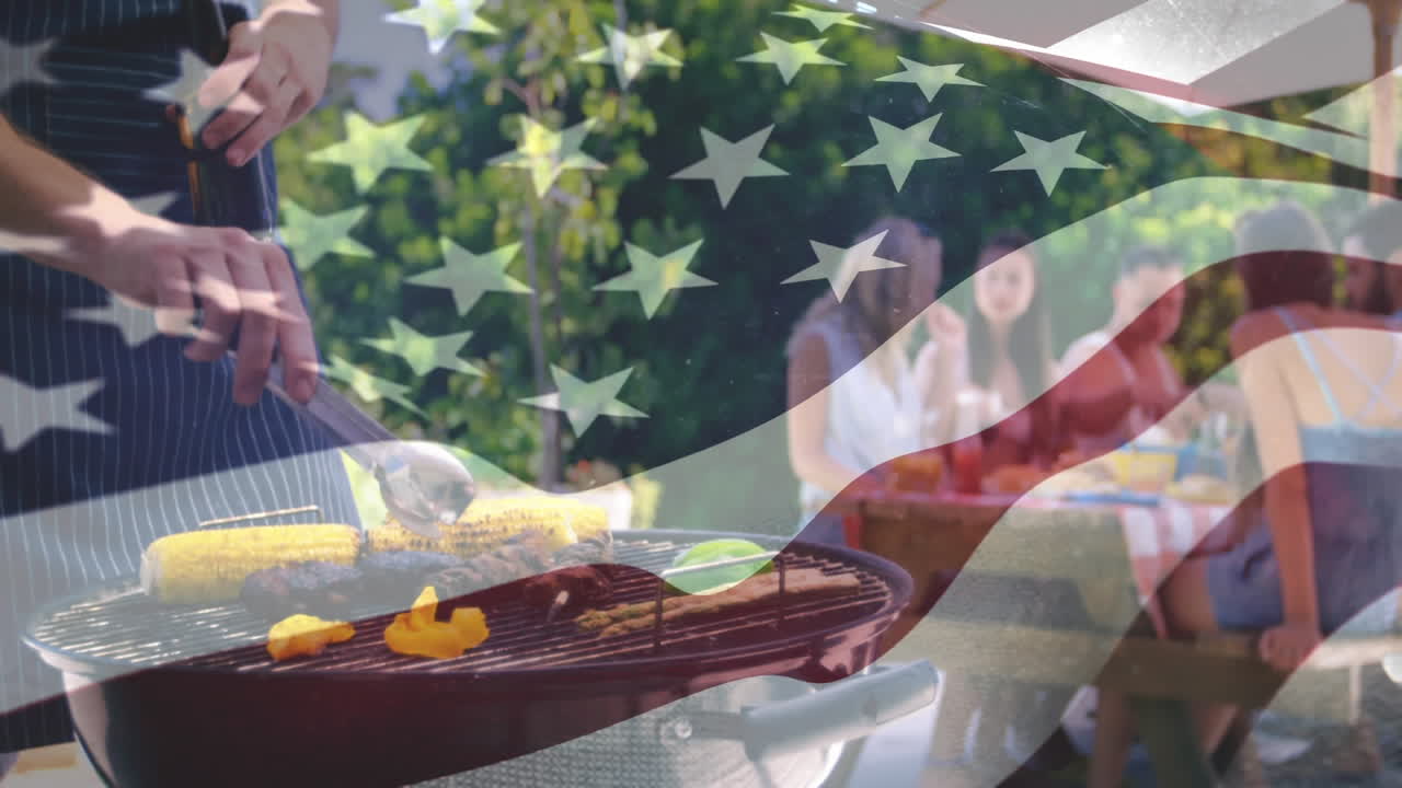 un hombre cocinando para sus amigos.