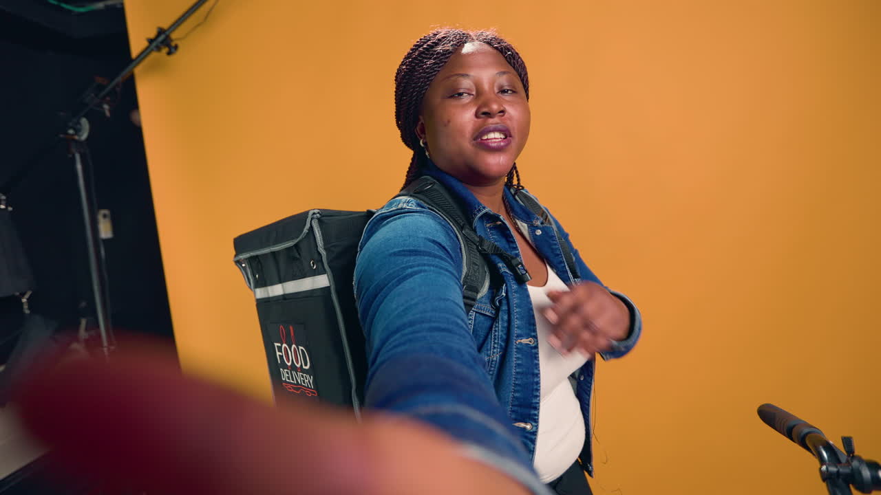 전화로 온라인 컨퍼런스를 하는 여성