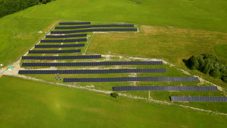 Vista-Aérea-De-Paneles-Solares-Azules-En-Campos-Siempre-Verdes-Cerca-Del-Campo-De-Zielenica-En-El-Norte-De-Polonia