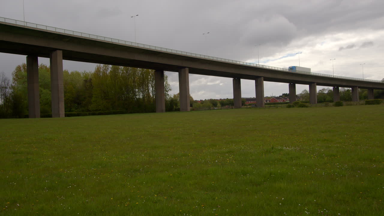 험버 다리를 가로질러 가는 색 트럭을 추적하는 광범위한