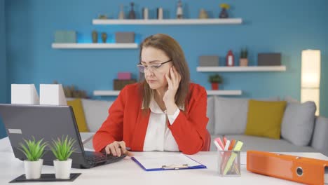 La-Mujer-Trabajadora-De-Oficina-En-Casa-Está-Cansada-Y-Somnolienta.