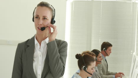 Business-Team-Arbeitet-Im-Callcenter-