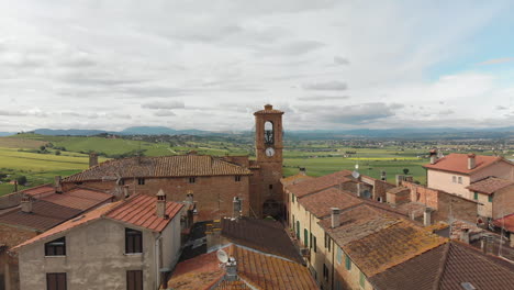 Bella-Toma-Aérea-Del-Pueblo-Italiano-Con-Paisaje-De-Fondo,-4k