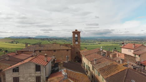 bella toma aérea del pueblo italiano con paisaje de fondo, 4k