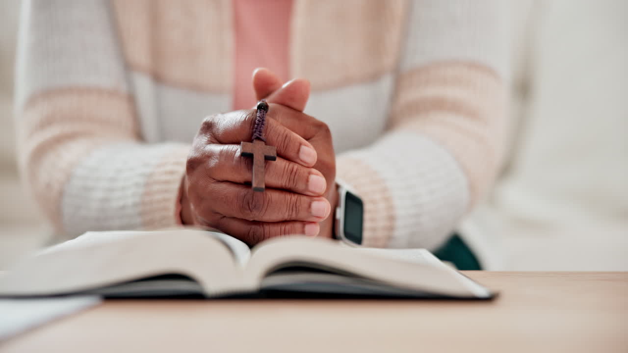 hände, gebet und bibel, kreuz für die anbetung