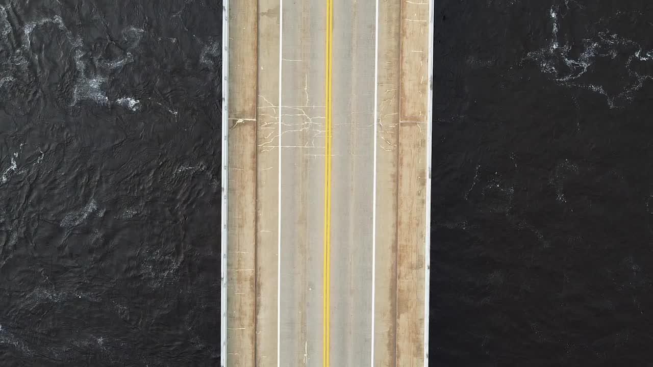 자동차가 지나가는 위스콘신 강의 다리 위로 비행