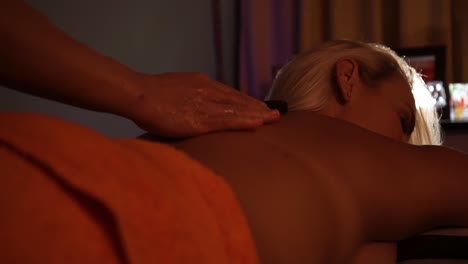 sesión de masaje con piedras calientes