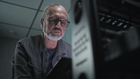 técnico informático que trabaja en un servidor en un centro de datos