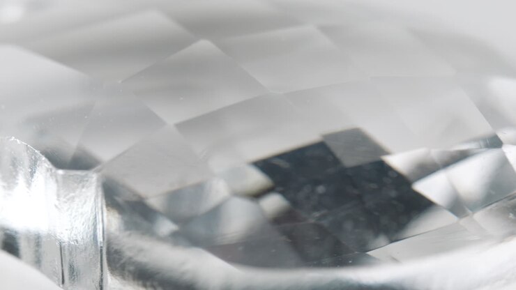 Macro inquadratura di roccia di quarzo simile a un diamante che ruota
