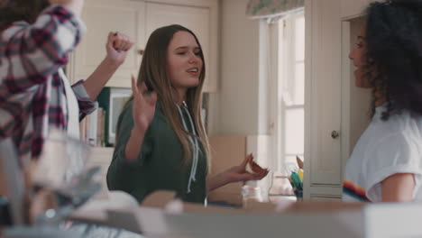 adolescentes felices bailando en la cocina comiendo pizza divirtiéndose celebrando juntos disfrutando de pasar el fin de semana