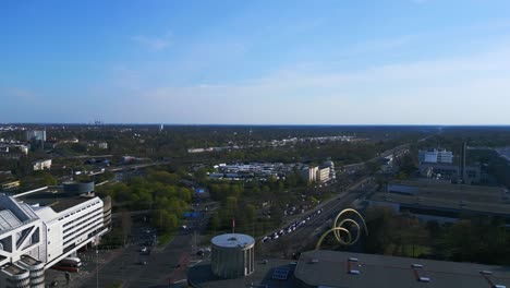 Bonita-Vista-Aérea-De-Vuelo-De-La-Torre-De-Radio-De-La-Ciudad-De-Berlín-Recinto-Ferial