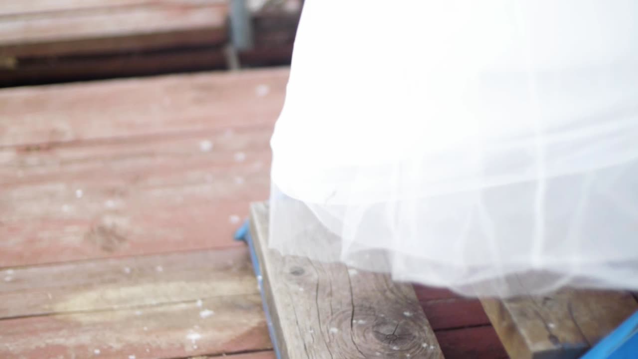 나무 계단 에  하이힐 을 입은 여자