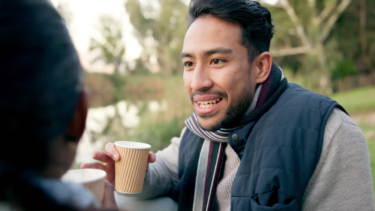행복, 커피와 자연에서 커플과 함께 캠핑